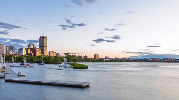 Skyline Boston Sobre Río Charles Atardecer Con Muelle Primer Plano — Foto de Stock