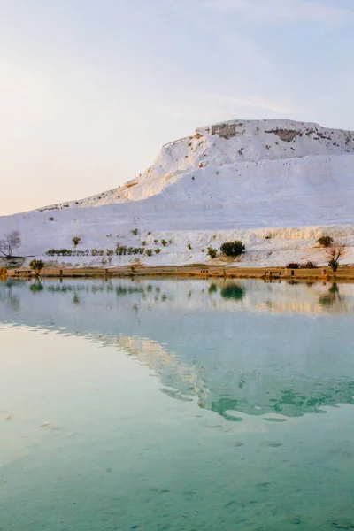 Vista Montanha Calcário Travertino Branco Seu Reflexo Lago Pamukkale Turquia — Fotografia de Stock