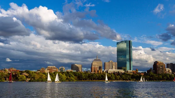 Boston Skyline Del Río Charles Con Veleros Río — Foto de Stock