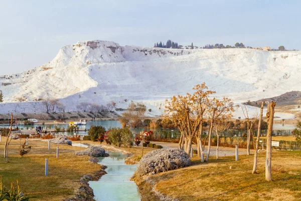 Vista Del Río Que Conduce Montaña Blanca Travertino Pamukkale Turquía —  Fotos de Stock