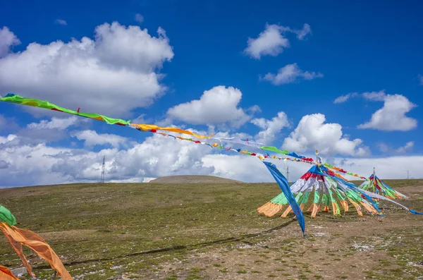 Banderas Oración Tibetanas Contra Montañas Paisajes Cerca Qilian Qinghai China — Foto de Stock