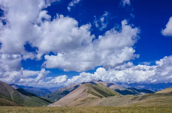 Panoramatický Pohled Hory Mraky Obloze Poblíž Qilian Qinghai Čína — Stock fotografie