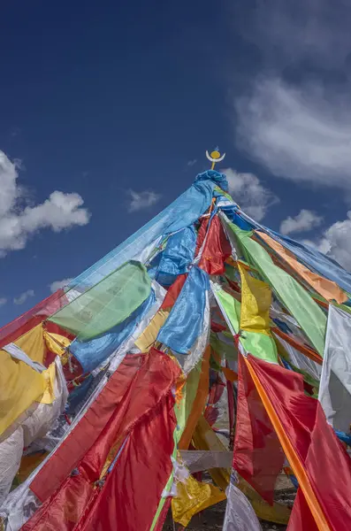 Tibetanska Bönevimplar Mot Himmel Och Moln Nära Qilian Qinghai Kina — Stockfoto