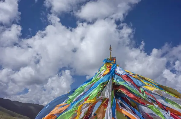 Tibetanska Bönevimplar Mot Himmel Och Moln Nära Qilian Qinghai Kina — Stockfoto