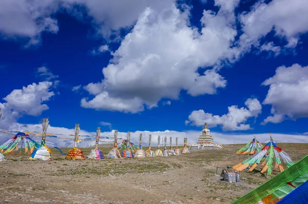 Tibetanska Pagoda Och Bön Flaggor Nära Qilian Qinghai Kina — Stockfoto