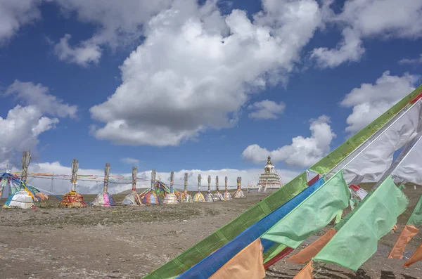 Tibetanska Pagoda Och Bön Flaggor Nära Qilian Qinghai Kina — Stockfoto