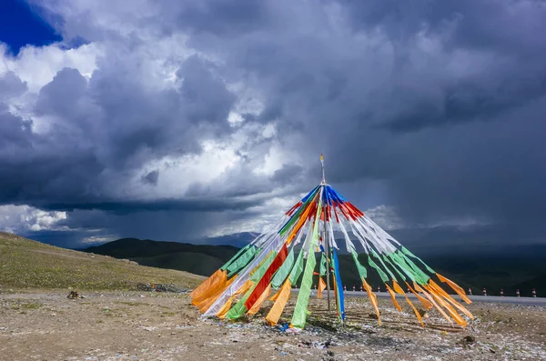 Θιβετιανές Σημαίες Προσευχής Κατά Των Βουνών Και Του Τοπίου Κοντά — Φωτογραφία Αρχείου