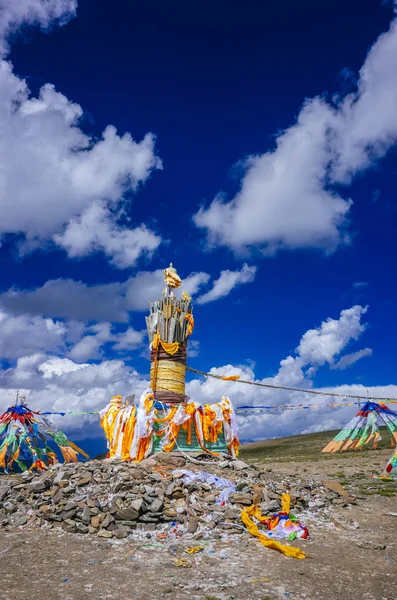 Drapeaux Prière Tibétains Colonne Près Qilian Qinghai Chine — Photo