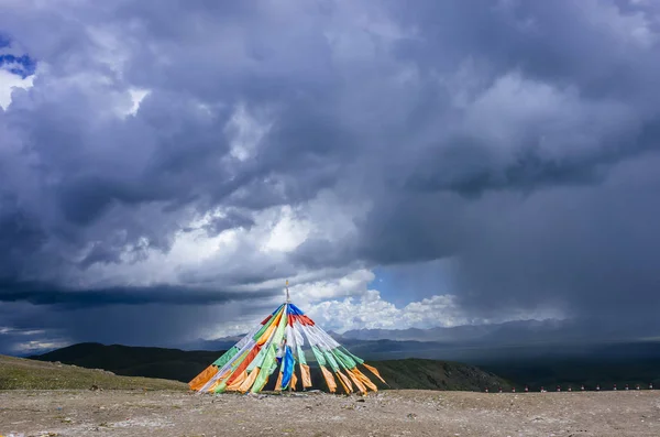 Tibetanska Böneflaggor Mot Berg Och Landskap Nära Qilian Qinghai Kina — Stockfoto