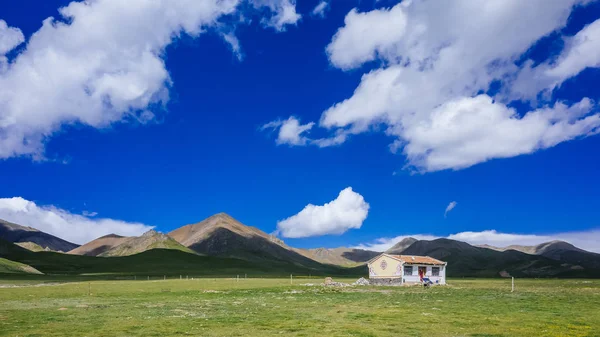 Casa Prados Agains Montanhas Céu Perto Qilian Qinghai China — Fotografia de Stock