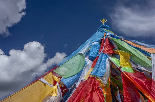 Drapeaux Prière Tibétains Contre Ciel Les Nuages Près Qilian Qinghai — Photo