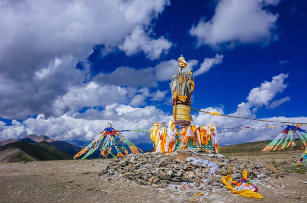 Tibet dua bayrakları ve sütun Qilian, Qinghai, Çin yakın: