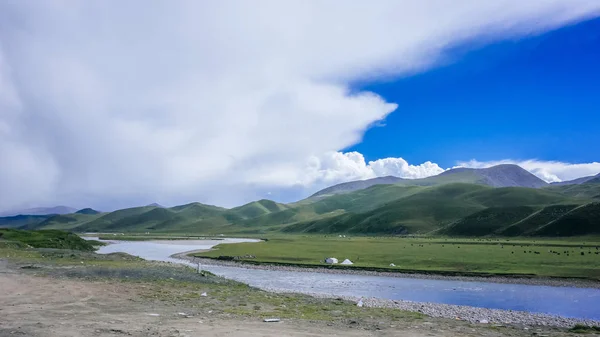 Namioty Koczowniczych Przez Rzekę Łąkach Pobliżu Qilian Qinghai Chiny — Zdjęcie stockowe