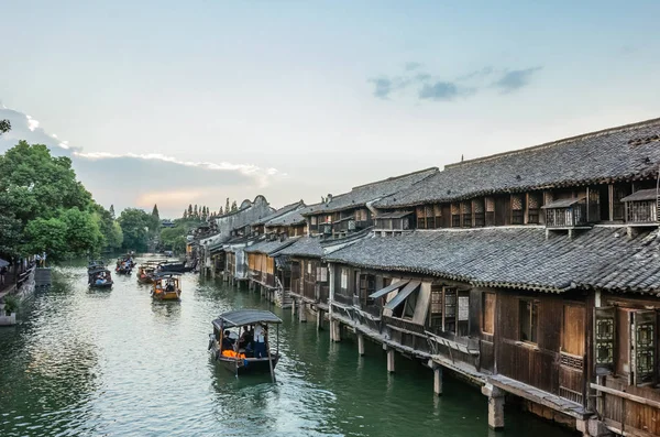 Boten Passeren Huizen Door Rivier Wuzhen China — Stockfoto