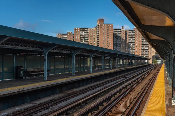 Estação Metro Vazia Com Edifícios Distância Brooklyn Nova Iorque — Fotografia de Stock