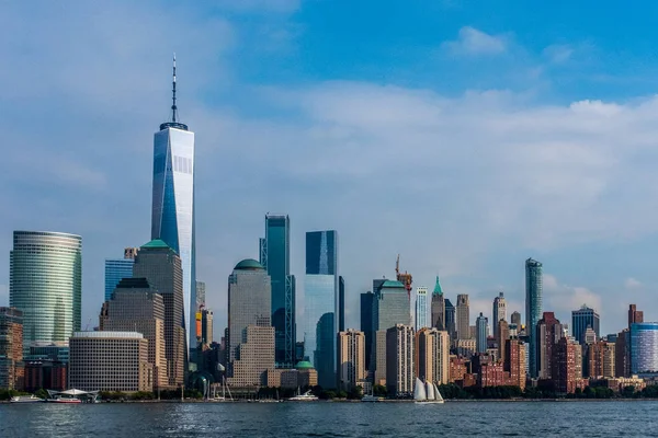 New Jersey'den görüntülendi Hudson Nehri üzerinde şehir merkezindeki Manhattan Skyline