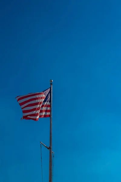 Nemzeti Zászló Egy Rúdra Ellen Blue Sky Repülő Amerikai Egyesült — Stock Fotó