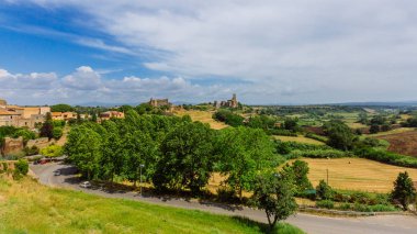 Peyzaj ve Tuscania, İtalya, kırsal alanlar ve kilise ile