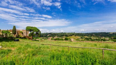 Peyzaj ve Tuscania, İtalya, kırsal alanlar ve kilise ile