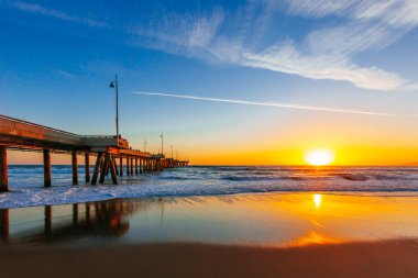 Günbatımı üzerinde Venedik balıkçılık iskele Venice Beach, Los Angeles, Kaliforniya, ABD