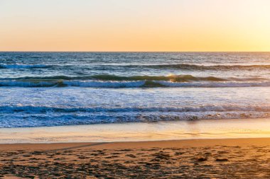 Günbatımı okyanus dalgaları ve Venice Beach, Los Angeles, ABD