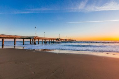 Günbatımı üzerinde Venedik balıkçılık iskele Venice Beach, Los Angeles, Kaliforniya, ABD