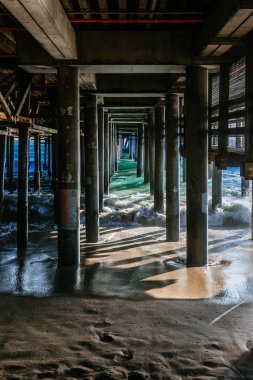 Dalgalar Santa Monica, Kaliforniya'da Santa Monica Pier altında