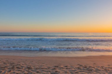 Günbatımı okyanus dalgaları ve plaj, Santa Monica, Los Angeles, ABD