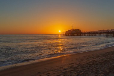 Günbatımı üzerinde Santa Monica Pier ve plaj, Santa Monica, Los Angeles, Kaliforniya, ABD
