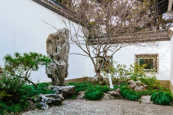 Hangzhou, Çin, geleneksel Çince bahçede ağaçlar ve kayalar