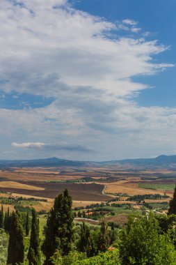 Toskana alanları ve tepeler Pienza, İtalya şehir merkezine görüntülendi