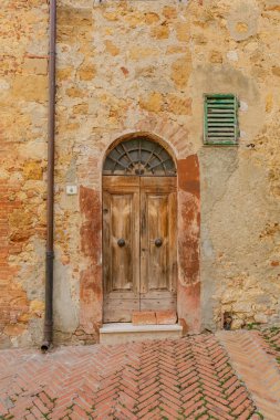 Rönesans Tuscan kasaba Pienza, İtalya içinde kapalı ahşap kapı