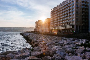 Sahil ve günbatımı, Napoli, İtalya'nın binalar görünümü