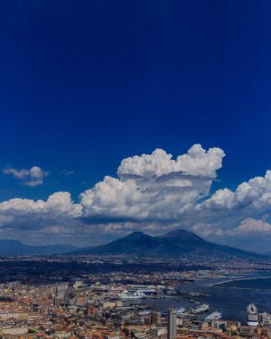 Napoli, İtalya ve Vezüv şehrin panoramik havadan görünümü
