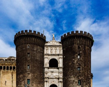 Cephe ve giriş Castel Nuovo Napoli, İtalya
