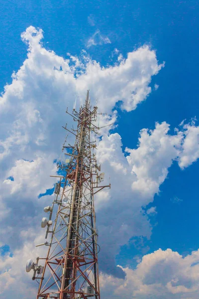 Broadcast Tower Contra Céu Azul Nuvens — Fotografia de Stock