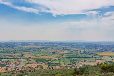 Panoramik Tuscan kasaba ve peyzaj Cortona, İtalya