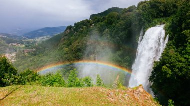Marmore Falls, Umbria, İtalya içinde dünyanın en uzun insan yapımı şelale bir gökkuşağının görünümünü