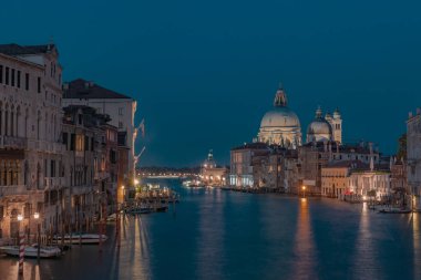 Canal Grande ve Santa Maria della Salute Venedik, İtalya görünümünü Ponte dell'Accademia geceden