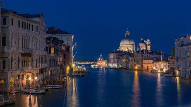 Canal Grande ve Santa Maria della Salute Venedik, İtalya görünümünü Ponte dell'Accademia geceden