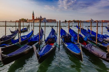 Gondol St. Mark's Meydanı'na ve San Giorgio Maggiore Venedik, İtalya tarafından görünümünü