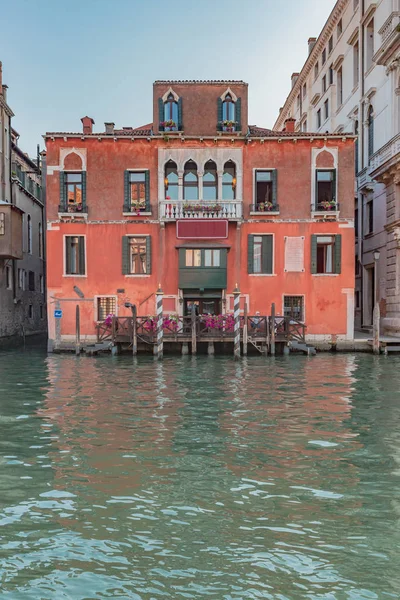 Красный Дом Мбаппе Большого Канала Венеции Италия — стоковое фото
