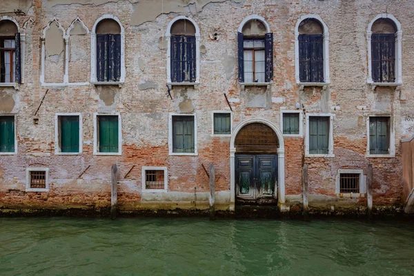 Ingresso Dell Edificio Veneziano Sul Canale Con Porte Finestre Venezia — Foto Stock