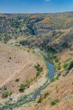 Görünüm Vadisi ve dere Murgia Milli Parkı yanındaki Sassi Matera, İtalya