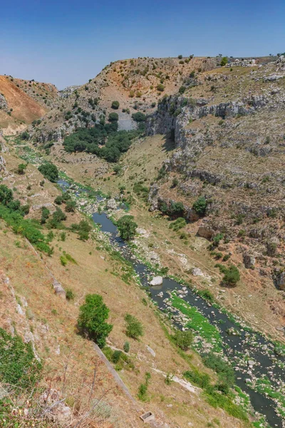 Görünüm Vadisi ve dere Murgia Milli Parkı yanındaki Sassi Matera, İtalya