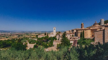 Assisi, İtalya, mavi gökyüzü karşı mesafe içindeki alanlar ile şehrin görünümünü