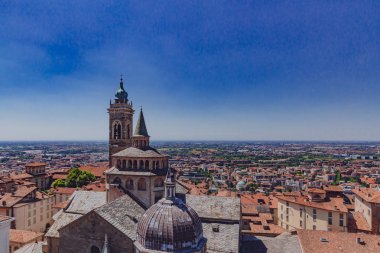 Santa Maria Maggiore Bazilikası ve alt şehir Bergamo, İtalya