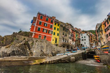 Köy Riomaggiore, Cinque Terre, İtalya'nın bağlantı noktasının görünümü