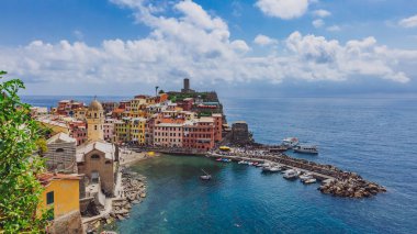 Vernazza bağlantı noktası, Cinque Terre, İtalya ve Akdeniz görünümü