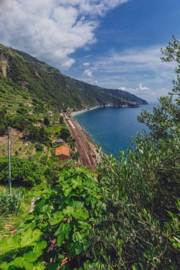 Kıyısında görüntülemek ve Tren İstasyonu Corniglia Köyü, Cinque Terre, İtalya